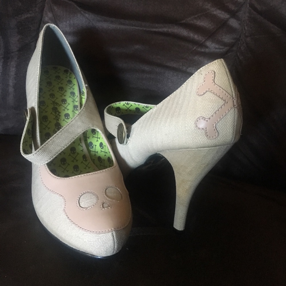 Bettie Page Skull & Crossbones Shoes W10